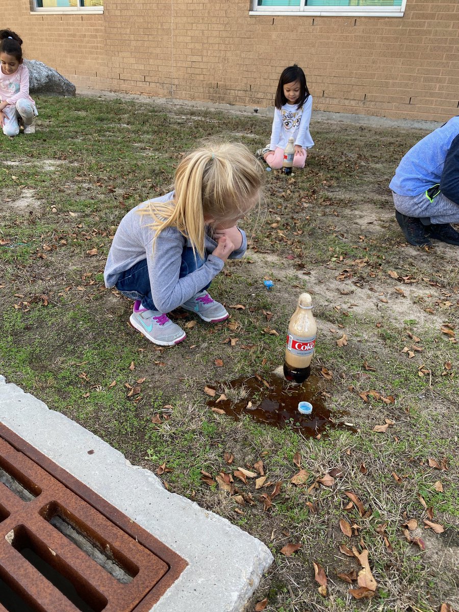 PhanseHansen's tweet photo. NEISD Las Lomas’s Kinder &amp; First Grade After School Extension Club “Candy Chemistry” comes to end with our Diet Coke and Mentos experiment... lots of fun! https://t.co/LLHut25AWN