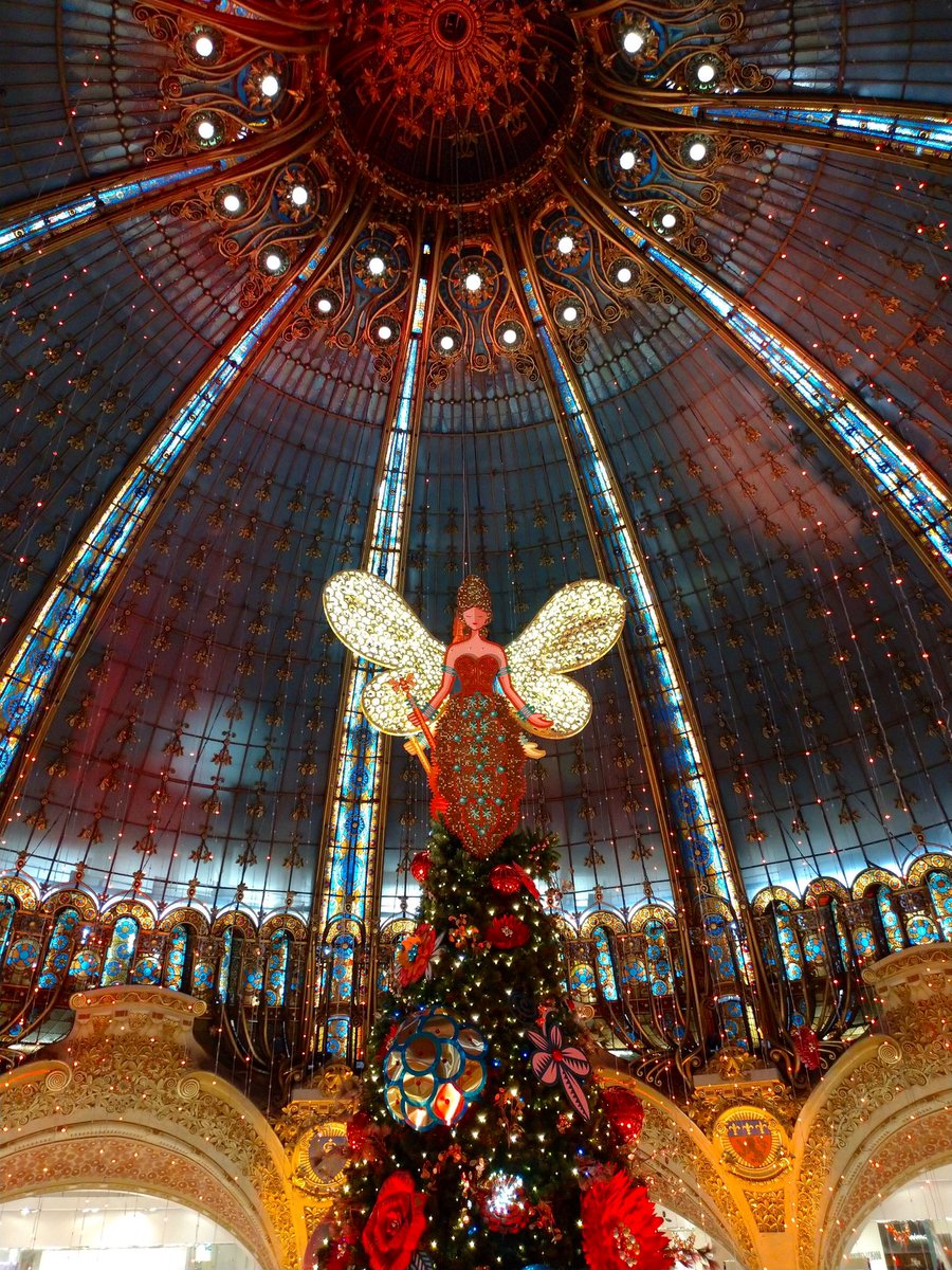 nami21jp21's tweet photo. パリのクリスマスイルミネーション。久々に見ました🎄 https://t.co/dsiUmC4UBb
