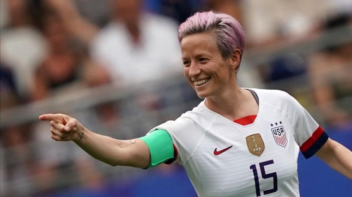 Todo el mundo habla de #Messi y su sexto #BalondeOro. Pero no olvidemos a #MeganRapinoe 
La capitana de la selección USA, premiada como mejor futbolista del año. Una líder fuerte e inspiradora dentro y fuera del campo. Defensora de la igualdad y los derechos de las minorías. 🙌🙌