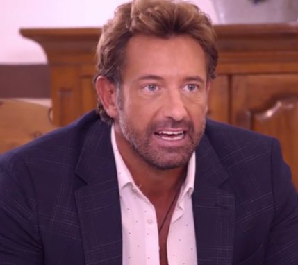FamilyGSotoArg's tweet image. #Fotos #Capítulo25 #SolteroConHijas #Nico @gabrielsotoMEX Con la ayuda de las niñas le tiene una sorpresa muy especial a #Vicky #TeamNico ❤️ #3
