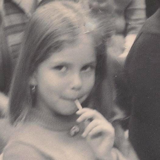 Y la culpa no era mía
(tenía 8 años)
Ni dónde estaba
(Una comida familiar. El abusador era de los mejores amigos de mis papás, casi otro hijo para mis abuelos)
Ni cómo vestía
(Un vestido rojo precioso, el de la foto)

Lo dije hasta los 40 años...