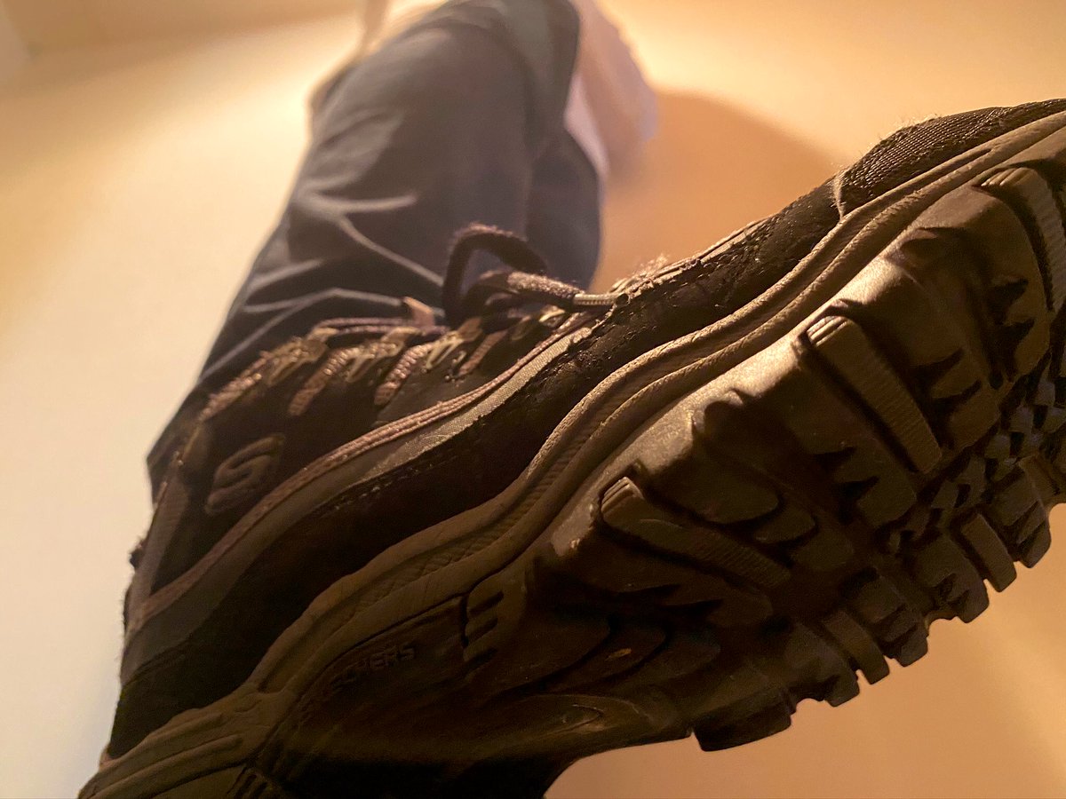 ある 踏まれたいやつ募集 בטוויטר スケッチャーズのエナジー2ってスニーカーだけど やっぱいいよな 靴底がかなりギザギザしてて 綺麗に足跡つきそうだし ちゃんと隅々まで舐めたら踏みつけてやるよ 笑