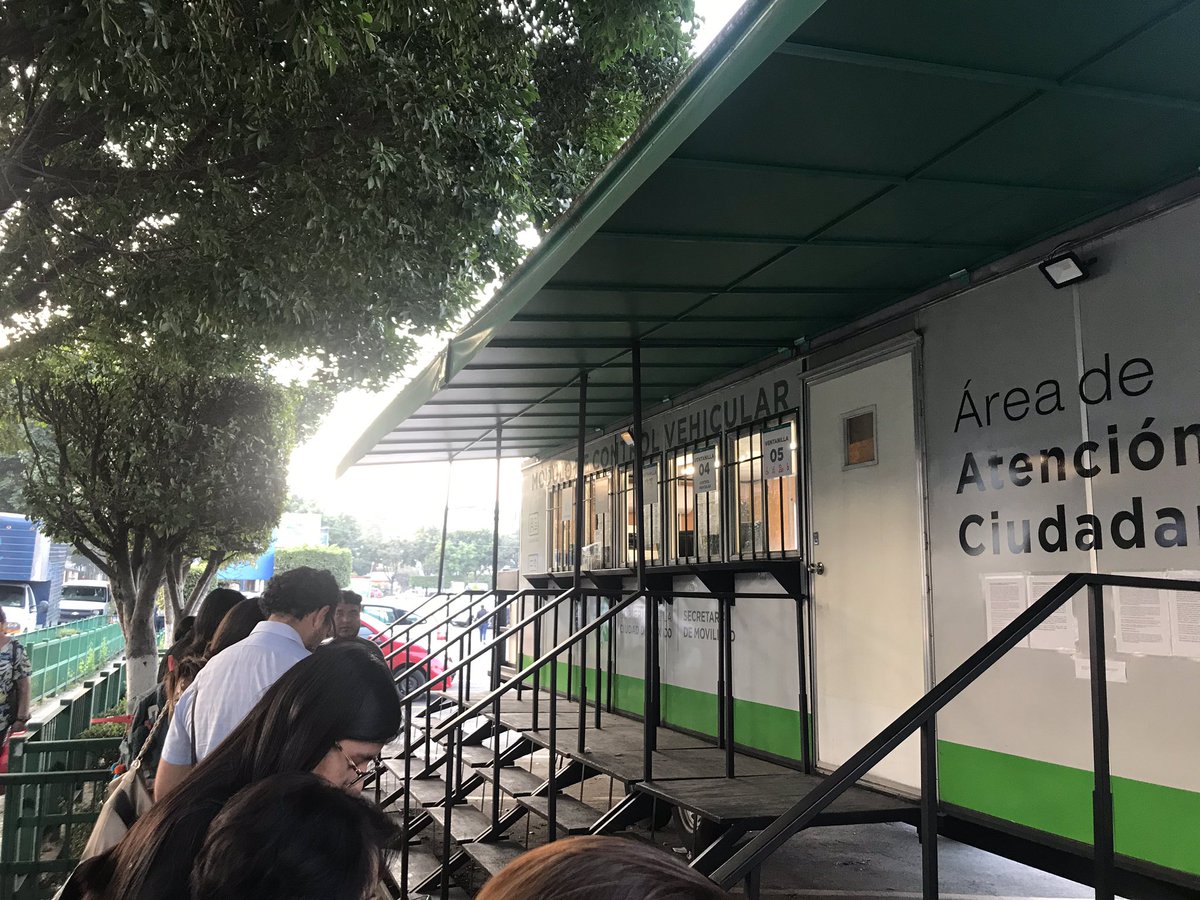 AleDz15's tweet photo. Pésimo servicio @LaSEMOVI de plaza universidad @BJAlcaldia , no atienden a la gente y se tardan más de 40 minutos por persona, hay mucha gente esperando y las ventanillas vacías mientras ellos platican https://t.co/P3sgJICBiU