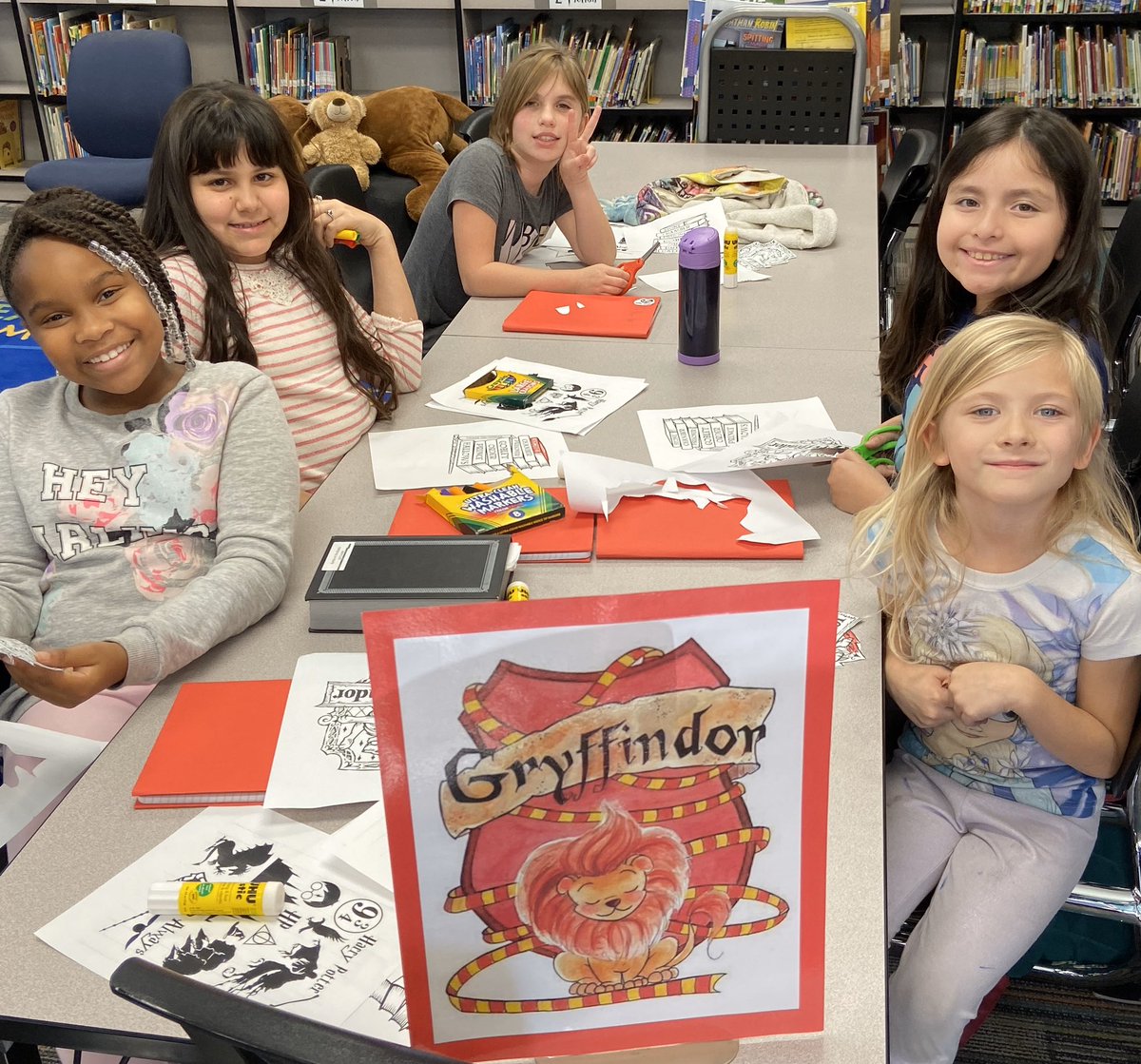 MichelletheL's tweet photo. Harry Potter Club Creating Journals #NotYourRegularLibrary #HarryPotterLibrary @BakCitySchools @BCSDlab @HarrisElementa1 @Harrisbooster https://t.co/nKGQsqpQrD