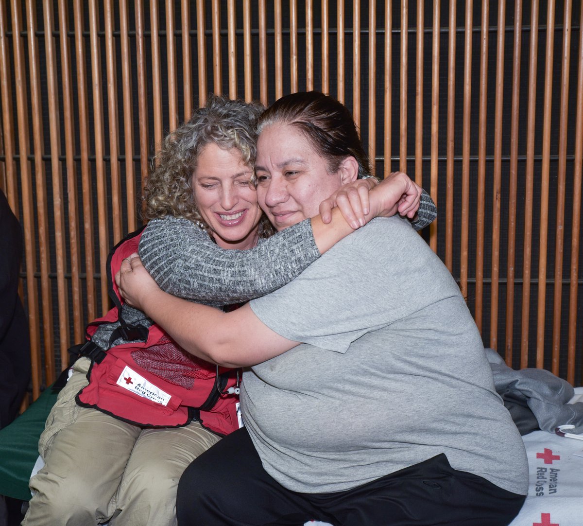 .@ChicagoRedCross of Chicago/Northern IL serves 9.5M people in 21 counties. Donate on #GivingTuesday by heading to CBSChicago.com/RedCross or calling 855-350-2900. <a href="/cbschicago/">CBS Chicago</a> #CBSChicagoCares