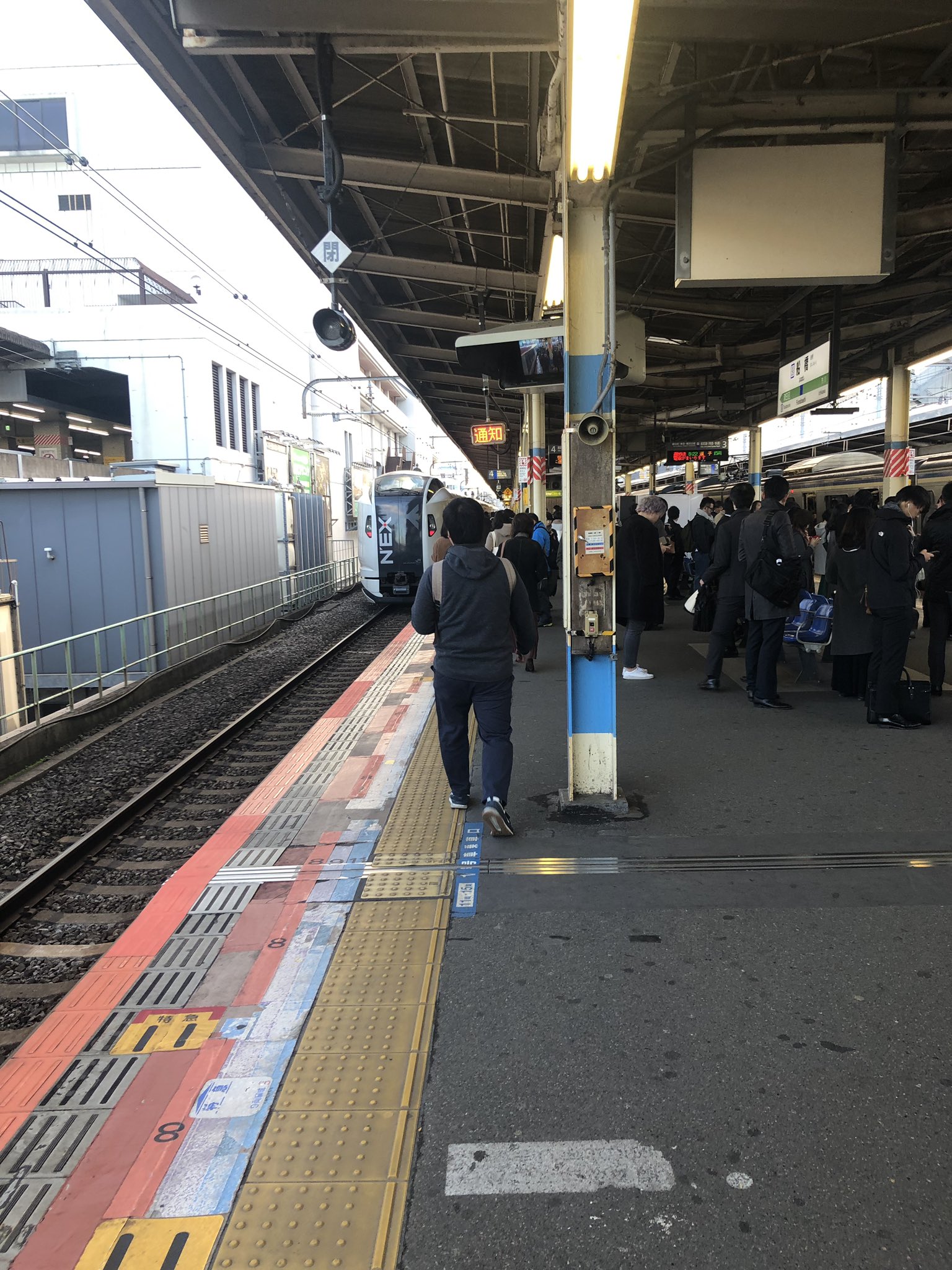 総武線の船橋駅で成田エクスプレスと人が接触した人身事故現場の画像