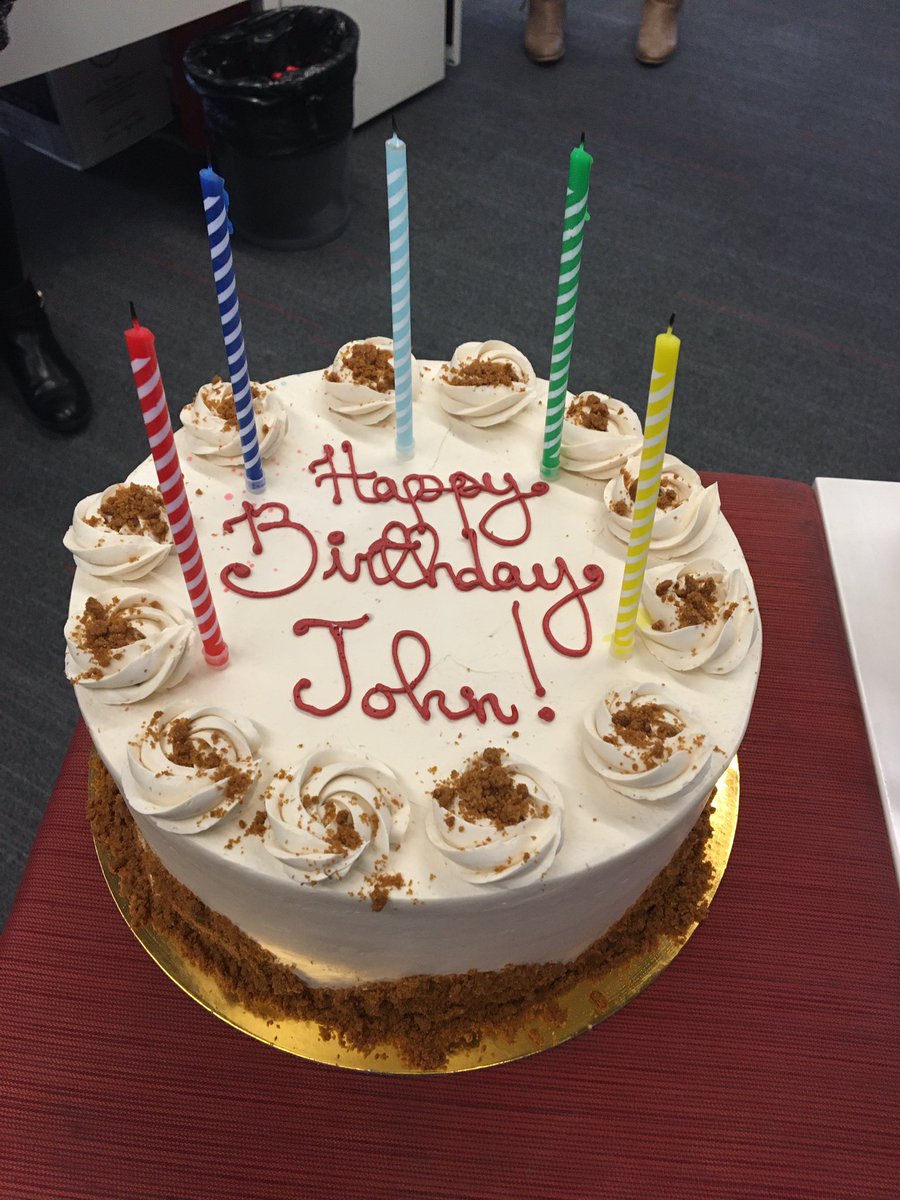 Tappy’s best frend had a birfday yesterday and <a href="/TheLeadCNN/">The Lead CNN</a> bought him this deeeelicious Cookie Butter cake from <a href="/BttrcrmBakeshop/">Buttercream Bakeshop</a>!! Yummeeeeeeee!! I ated it all!!