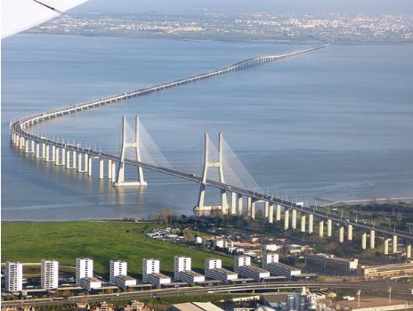 Watcher_Ven's tweet photo. Foto 1: Puente Vasco da Gama (Portugal). Longitud 17,3 Km. Costo $1.000 millones. Tres años de construcción.

Foto 2: Segundo Puente sobre el Lago de Maracaibo. Longitud 10,8 Km. Costo $2.000 millones. Nunca se terminó.

El chavismo es corrupción. https://t.co/AKfJcCGp43