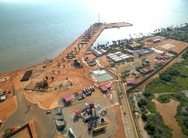 Watcher_Ven's tweet photo. Foto 1: Puente Vasco da Gama (Portugal). Longitud 17,3 Km. Costo $1.000 millones. Tres años de construcción.

Foto 2: Segundo Puente sobre el Lago de Maracaibo. Longitud 10,8 Km. Costo $2.000 millones. Nunca se terminó.

El chavismo es corrupción. https://t.co/AKfJcCGp43