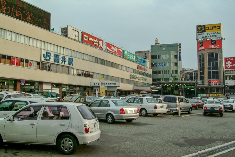 تويتر 三日画師 على تويتر 北陸本線福井駅前 福井ステーションビル 福井ステーションデパート と駅前ショッピングプラザ 全蓋式アーケード商店街 が健在だった 02年8月1日撮影 T Co Wxfzr8g86f