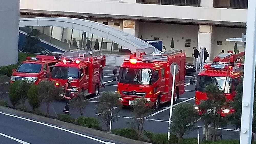 船橋駅の人身事故で消防車が集結している現場画像