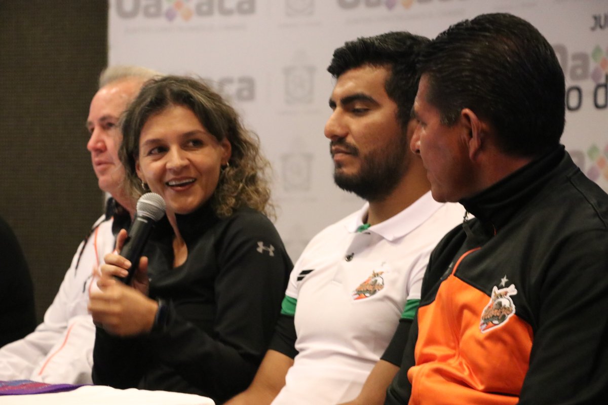 DEPORTE_GobOax's tweet photo. Acompañada de @AlebrijesOaxaca, la Dir. de la #CECUDE. @MontseHeinze, en conferencia de prensa, resaltó los logros del equipo oaxaqueño e invitó a los asistentes a ser parte de esta gran final de vuelta el viernes en el #TemploAlebrije.
#Oaxaca
@alejandromurat
@IvetteMurat https://t.co/7Nwtc6yiaD