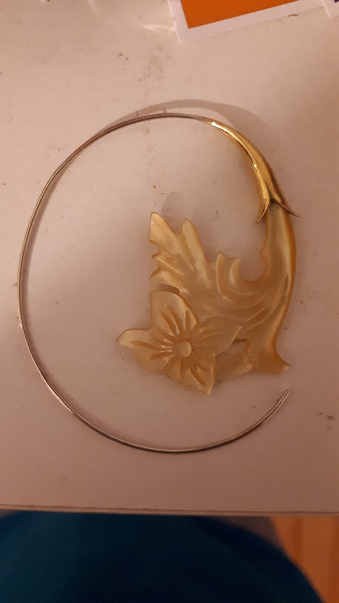 @TfL @Se_Railway seem to have lost the other half of this beautiful earring, likely outside or inside Charing X station or on the 22:42 train from Charing Cross to Abbey Wood, carriage #2. Would love to have it back if found. Thanks 💛