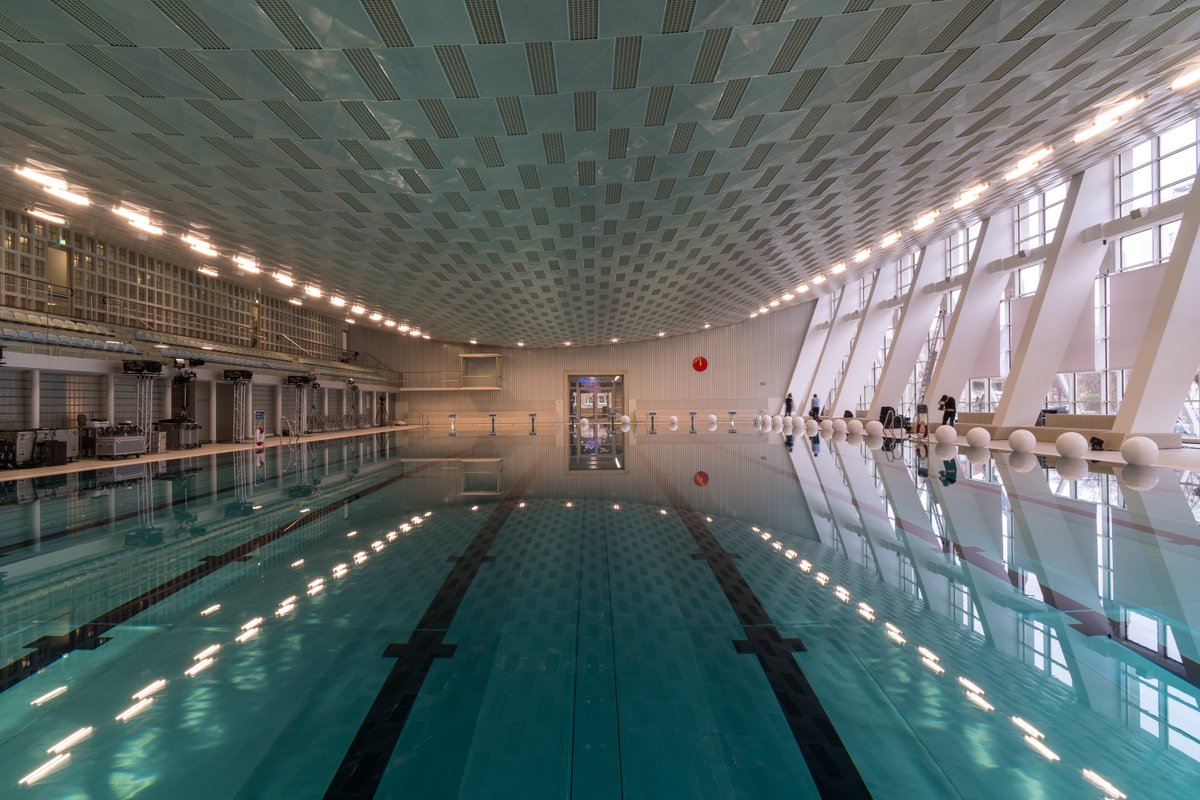 Ist sehr schön geworden die Schwimmhalle an der Freiberger Straße in #Dresden, die ebenso wie der Fernsehturm, der Kulturpalast, die Prager Straße oder die Robotron-Kantine gerade 50. Geburtstag hat und denkmalgerecht saniert wurde. #ostmoderne #architektur #denkmal