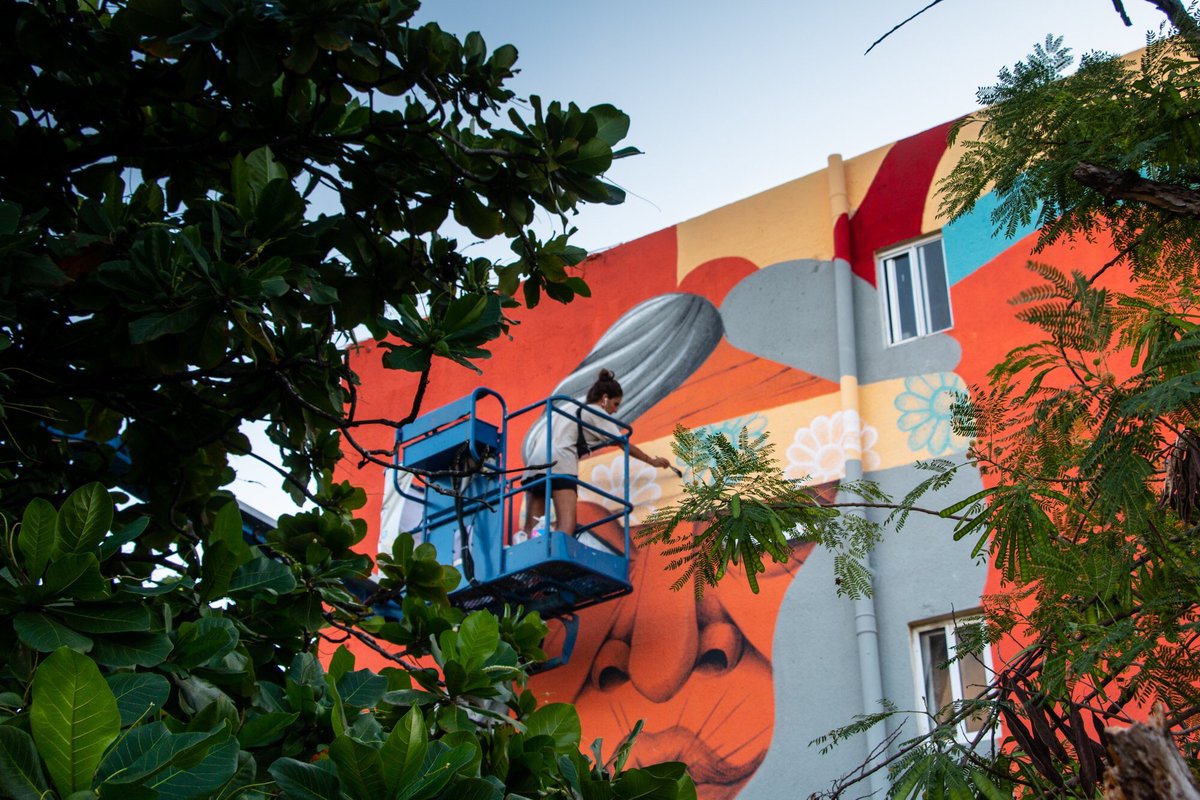 ProyPanorama's tweet photo. Mural por la artista española @Marinacapdevila para #PaseoPionero 

Este mural es un tributo a los primeros pioneros que llegaron a Cancún. Vivían en un paraíso turquesa, relajados, pescando langosta y masticando chicle del chicozapote, herencia de nuestra cultura maya. https://t.co/I1jNsiIFOB