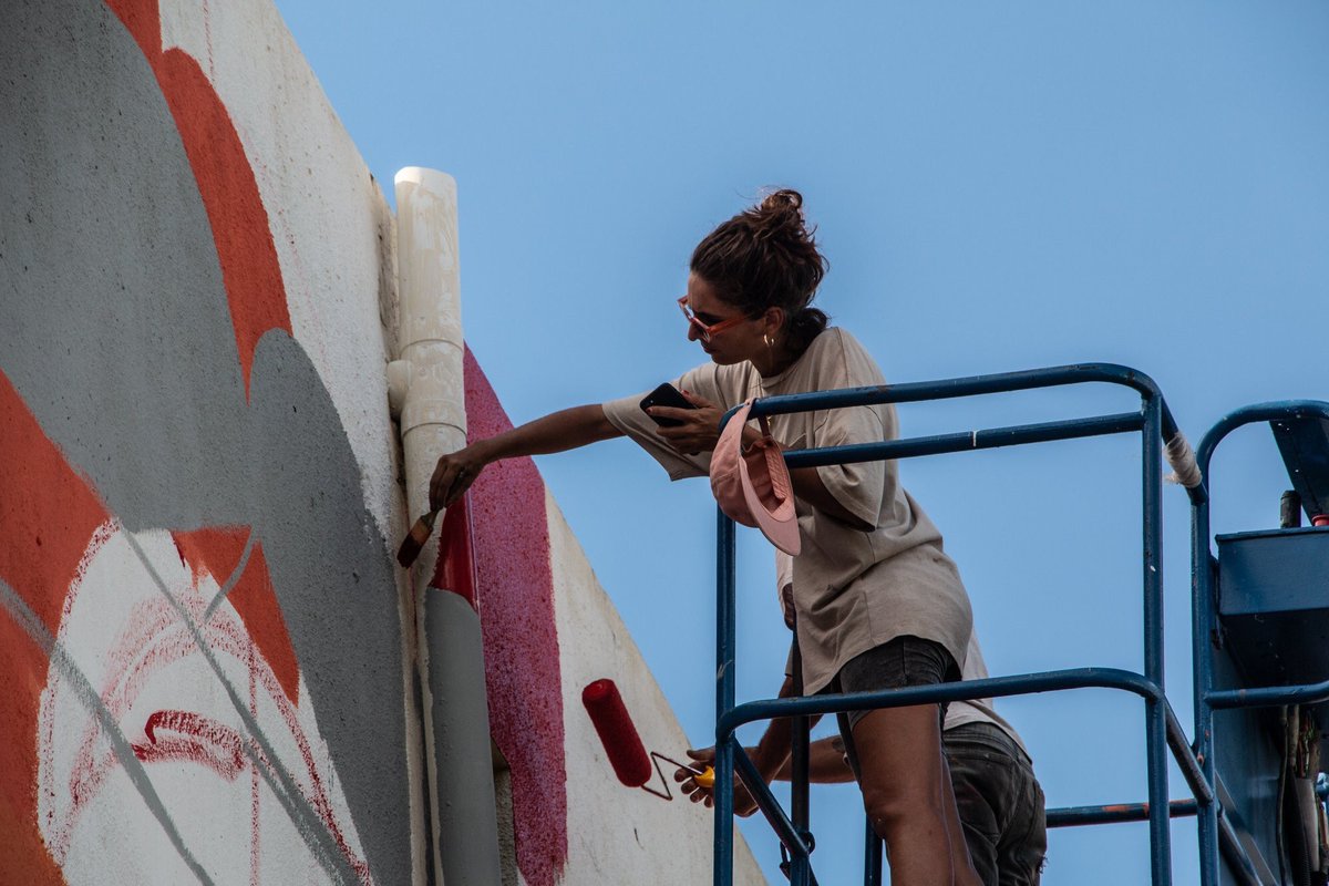 ProyPanorama's tweet photo. Mural por la artista española @Marinacapdevila para #PaseoPionero 

Este mural es un tributo a los primeros pioneros que llegaron a Cancún. Vivían en un paraíso turquesa, relajados, pescando langosta y masticando chicle del chicozapote, herencia de nuestra cultura maya. https://t.co/I1jNsiIFOB