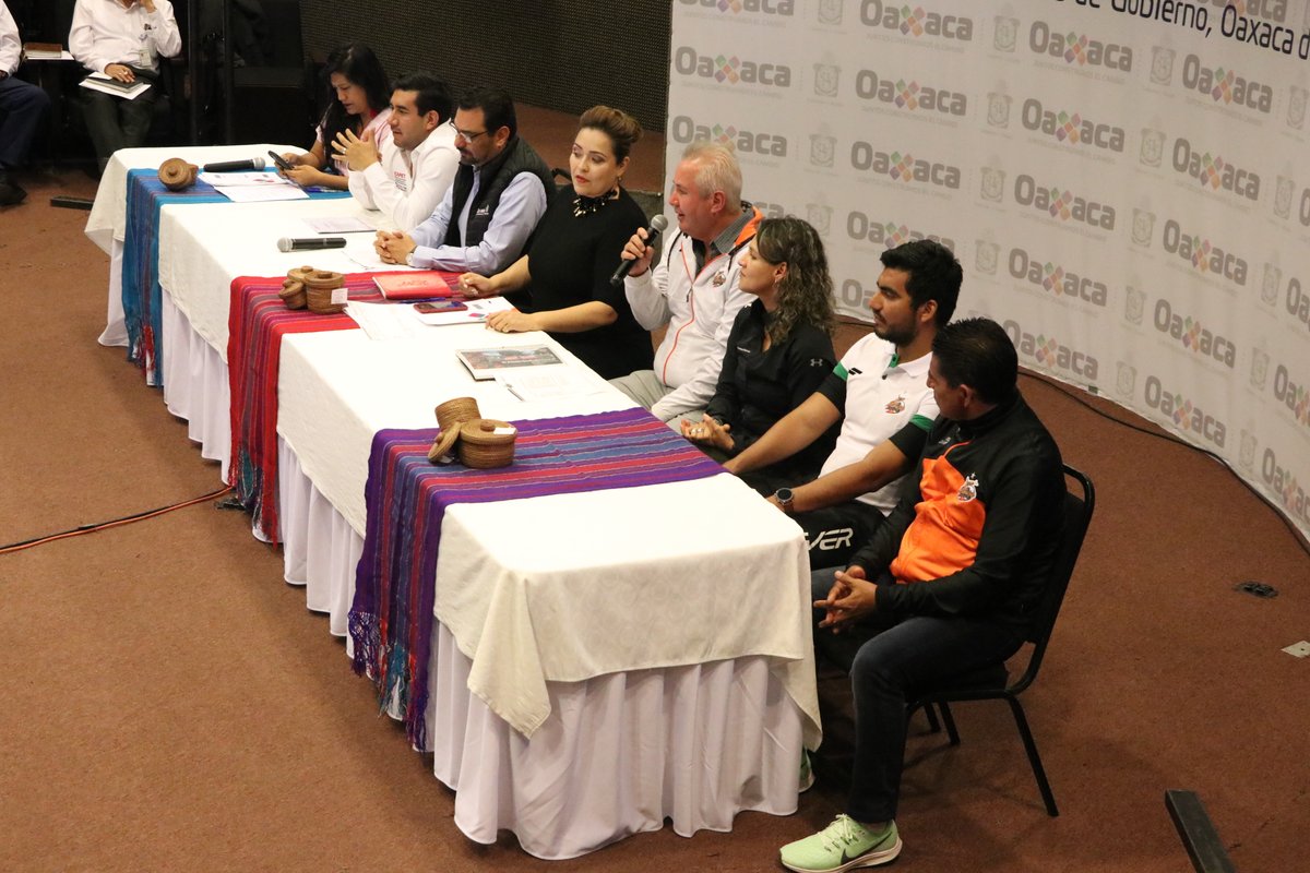 DEPORTE_GobOax's tweet photo. Acompañada de @AlebrijesOaxaca, la Dir. de la #CECUDE. @MontseHeinze, en conferencia de prensa, resaltó los logros del equipo oaxaqueño e invitó a los asistentes a ser parte de esta gran final de vuelta el viernes en el #TemploAlebrije.
#Oaxaca
@alejandromurat
@IvetteMurat https://t.co/7Nwtc6yiaD