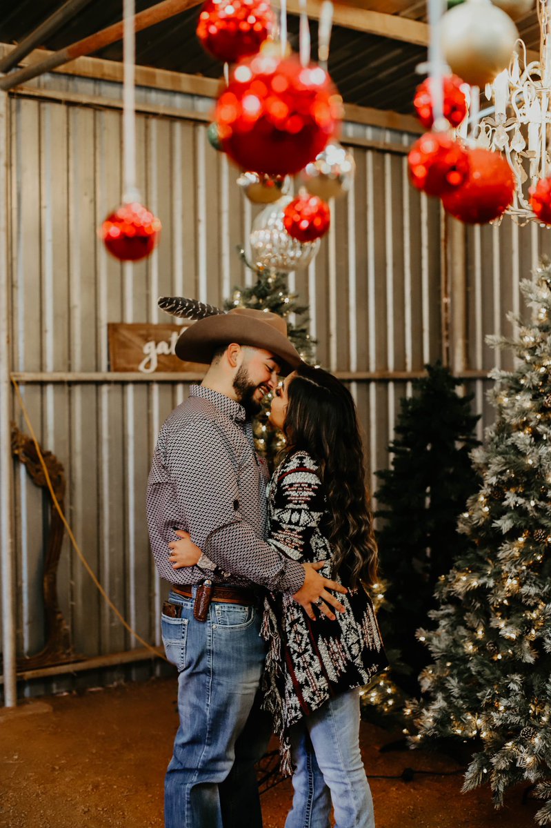 airiuriasphoto's tweet photo. I did my thing this weekend &amp; made some magic 🥺😍❤️ RT TO HELP ME FIND MY NEXT COUPLE 👏🏼👏🏼 I’m located in midland TX 🎄

IG: airiuriasphoto https://t.co/AlYHMPY6Mw