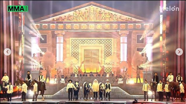 ButterflyEllaJ's tweet photo. 이지인 who designed @BTS_twt' stunning MMA stages 🖤

Link ~ https://t.co/SQPoDA2VIl https://t.co/HTthk5pcDl