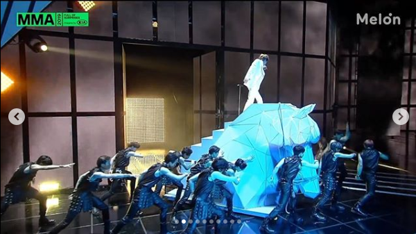 ButterflyEllaJ's tweet photo. 이지인 who designed @BTS_twt' stunning MMA stages 🖤

Link ~ https://t.co/SQPoDA2VIl https://t.co/HTthk5pcDl