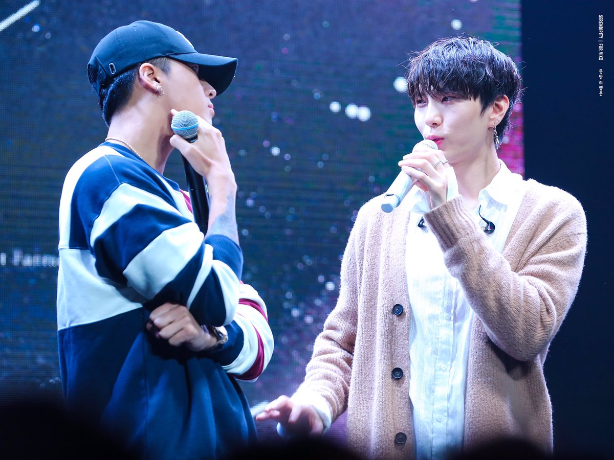 dog_lovecat's tweet photo. 랍택.. 진짜 자는것도 입는것도 먹는것도 반대여서 연애초기에 그런걸루 제일많이 싸운거지.. 누가봐도 빇내에 제일 극과 극인 둘이 어느새 서로 같은 스타일의 옷을 입고있고 서로 같은걸 먹고 서로가 서로를 해보면서 이해하는거. 그렇게 싞에겐 탞이 스며들고 탞에겐 싞이 스며들어서 닮은사랑 https://t.co/YylIBhbGvw