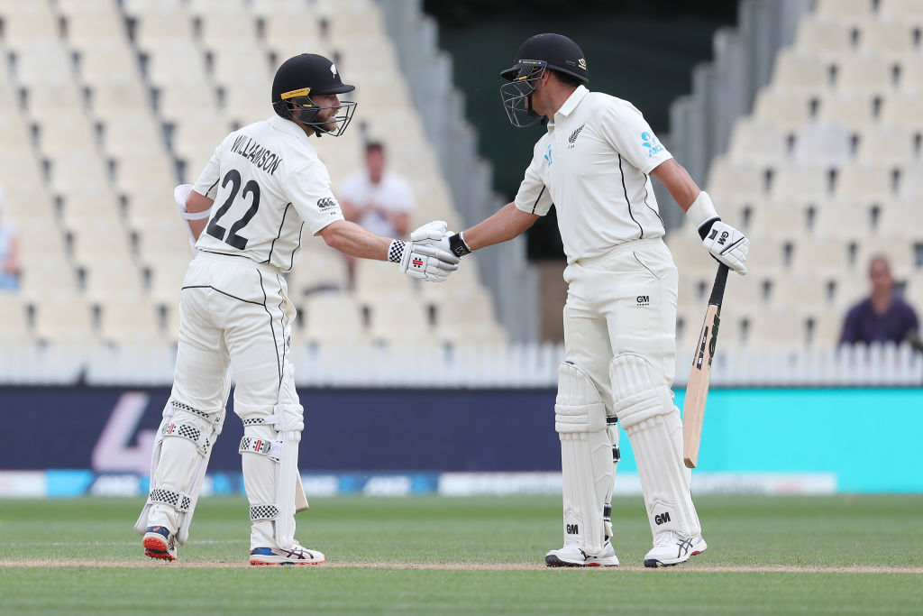 CENTURY!Ross Taylor reaches his 19th Test hundred with two consecutive sixes!Just before the rain...📻 Listen on @5liveSport 📱http://bbc.in/380kYXV #bbccricket #NZvENG
