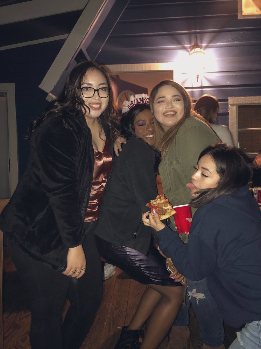 immarianag's tweet photo. I got my pizza stolen twice this night #stillpressed https://t.co/zFnI349Rcd
