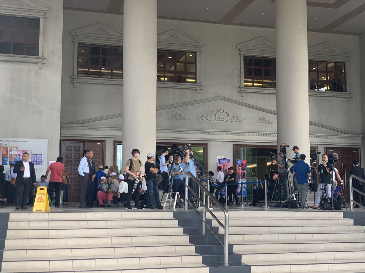 HasimiM's tweet photo. Selepas empat bulan melalui prosiding perbicaraan, hari ini buat pertama kali dalam sejarah Malaysia bekas Perdana Menteri akan berada di kandang saksi. @501Awani https://t.co/Kq2bDgpmnq