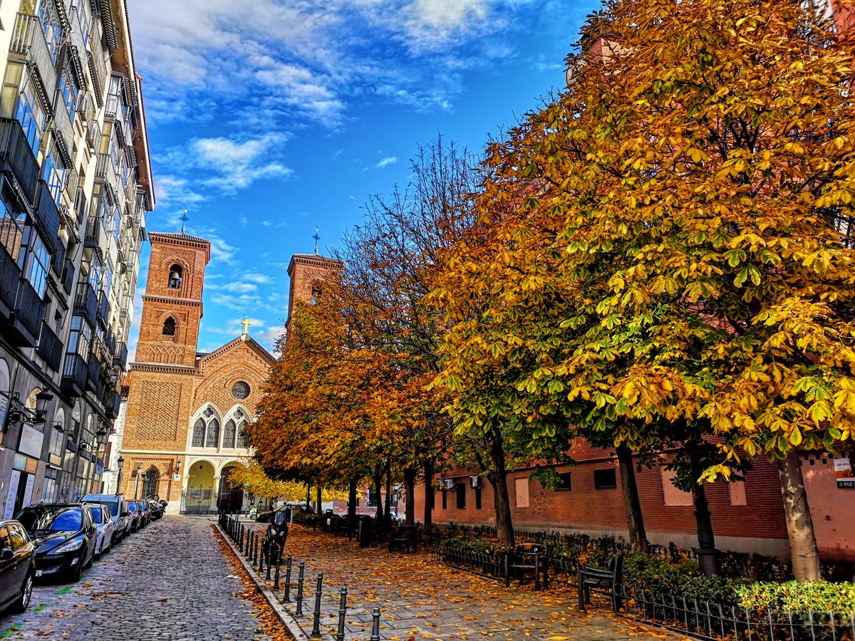 SecretosdeMadri's tweet photo. El otoño ha invadido la pequeña calle de Isabel Tintero. Y me encanta 😍🍁🍂
Al fondo podemos ver la Iglesia de la Paloma.
¡Buenos días, queridos!
#madrid https://t.co/hY0UxShwoK
