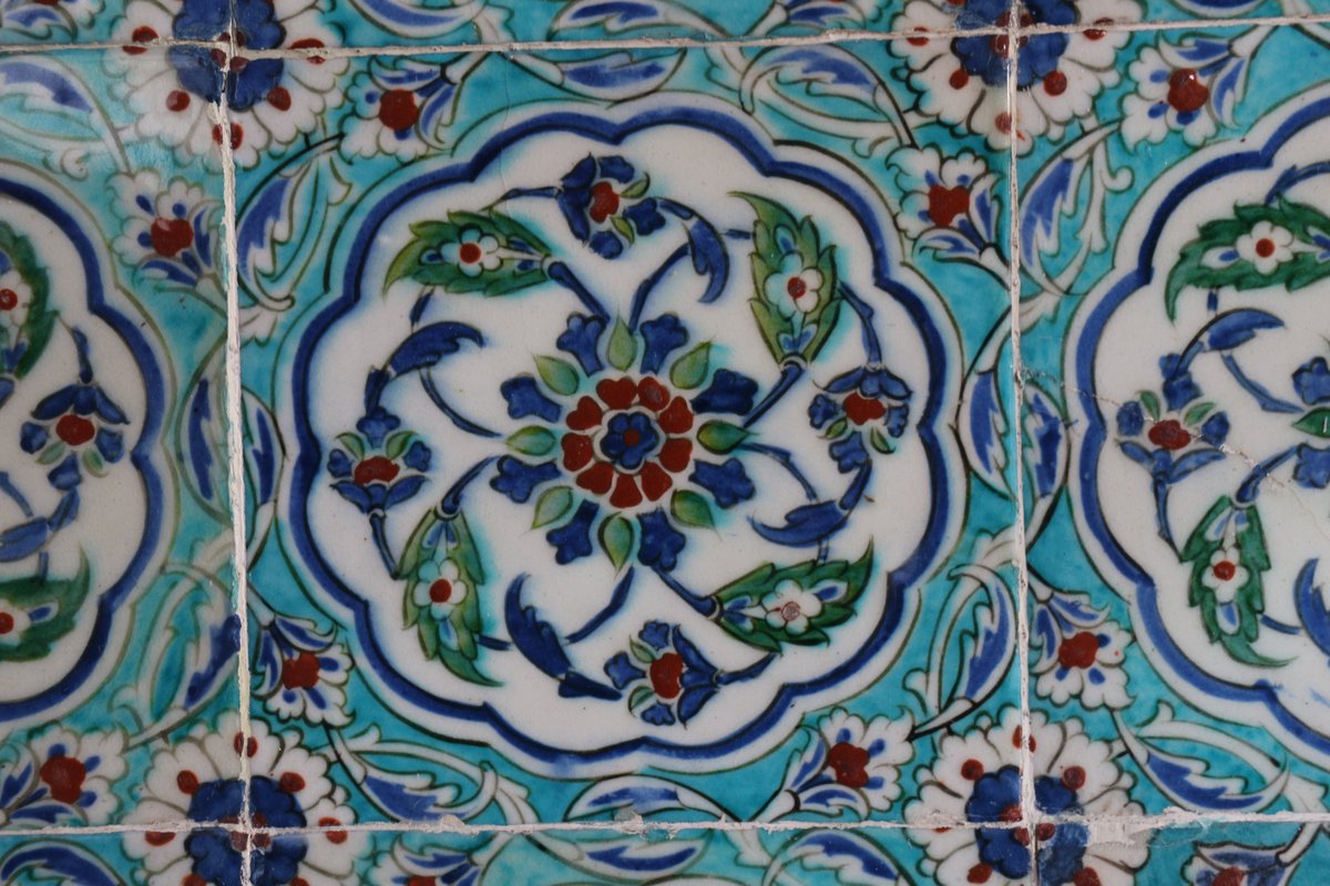 ekremaytar's tweet photo. Sultanahmet Türbesi'nde mavi, yeşil ve beyaz İznik çinileri kullanılmıştır. 
N’ola tâcım gibi başımda götürsem dâim
Kadem-i nak��ını ol Hazret-i Şâh-ı Resûl’ün
Gül-i gülzâr-ı nübüvvet o kadem sâhibidir
Bahtiyâ durma yüzün sür kademine o gülün 
Sultan I.Ahmed (mahlası Bahtî’dir) https://t.co/INUlVewLlP