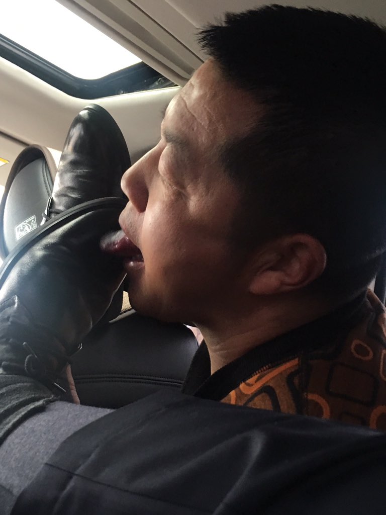 Tony63442546's tweet photo. 好几年前了，非要舔我的皮鞋和脚丫子， https://t.co/lBjSH0vUyh