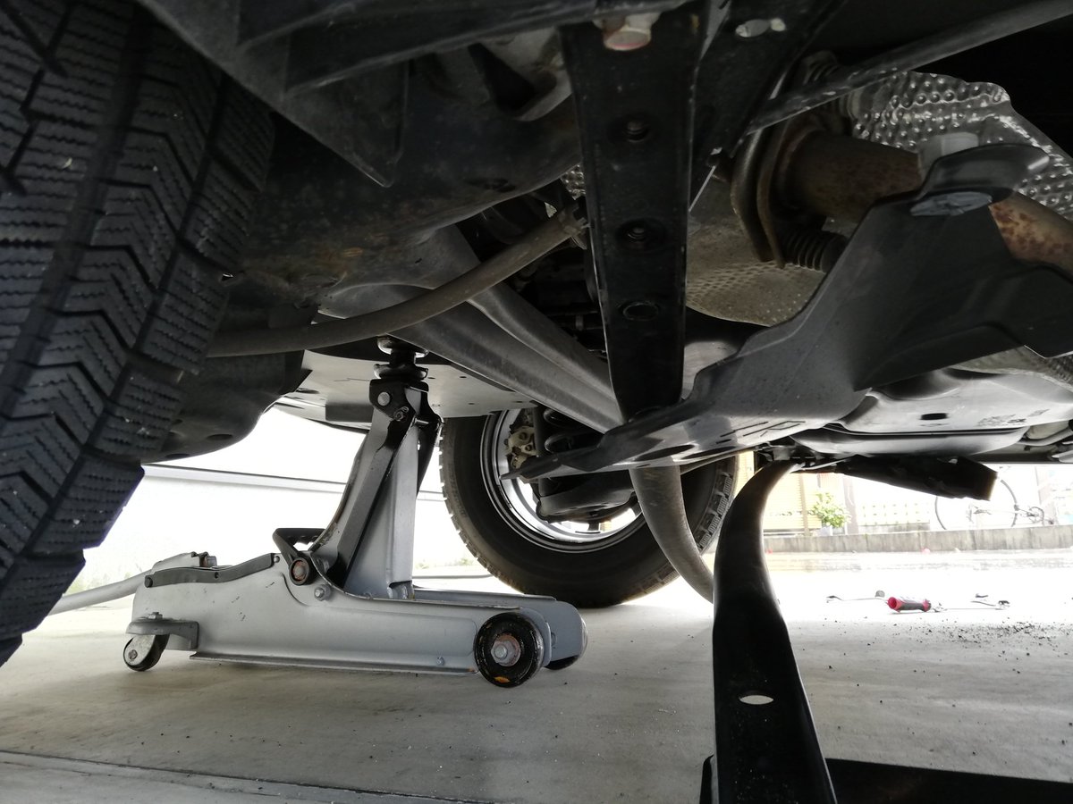 Twitter पर シンジ 愛車のプリウス 乗り心地改善にはシャシ裏の補強が良いと聞いたのでg Zの純正ブレースバーをヤフオクで購入 取り付けしました 早速いろいろ走ってきたけど 鈍感な僕には明確な違いはわかりませんでした なんとなくボディがしっかりした気が Twitter पर シンジ 愛車のプリウス 乗り心地改善にはシャシ裏の補強が良いと聞いたのでg Zの純正ブレースバーをヤフオクで購入 取り付けしました 早速いろいろ走ってきたけど 鈍感な僕には明確な違いはわかりませんでした なんとなくボディがしっかりした気が