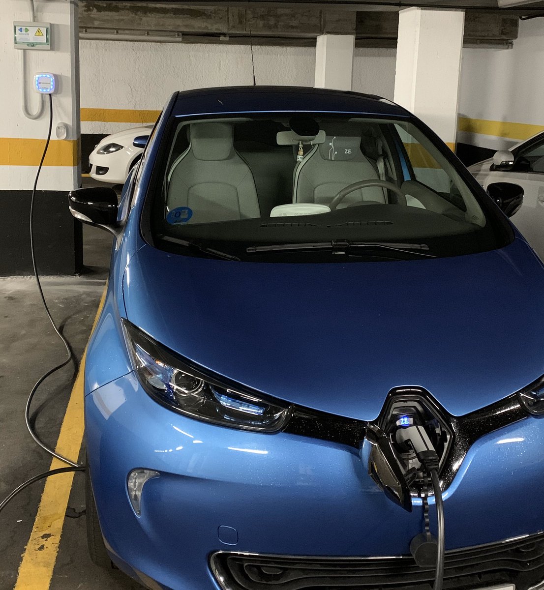 1ericv's tweet photo. 10 días con mi nuevo coche eléctrico, un Renault Zoe, sin duda una excelente decisión, por medio ambiente, consumo reducido y suavidad en la conducción. Por poco más de 5 euros de electricidad pueden hacer más de 200 kilómetros. My new #ElectricVehicle very happy with it. https://t.co/5z4xat3nNi