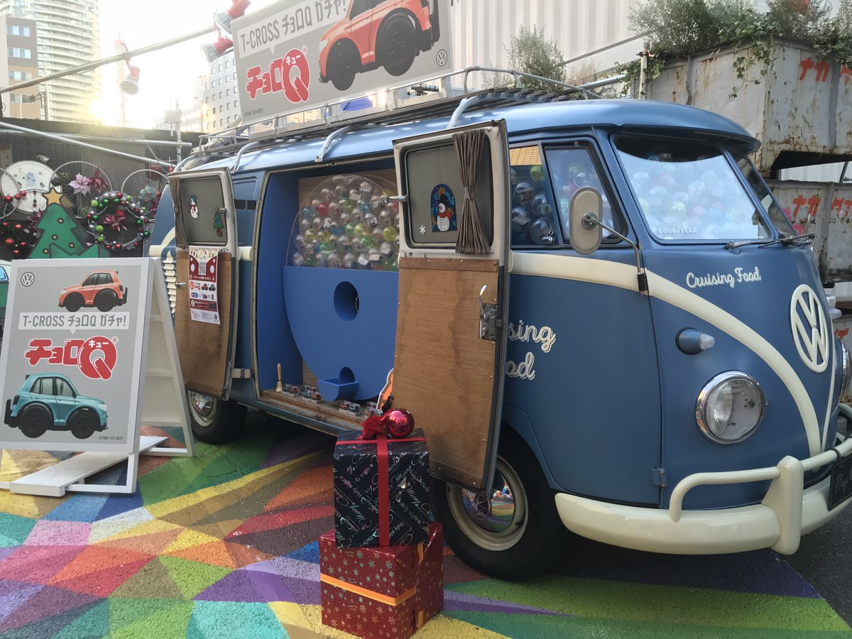 公式 新虎ヴィレッジ A Twitter T Crossデビューを記念して 先週から巨大ガチャが登場 会場でアンケートに回答して 巨大ガチャガチャをまわし T Crossチョロqをゲットしよう 大当たりの方には 他のvolkswagenオリジナルグッズもご用意 ぜひクリスマスプレゼント