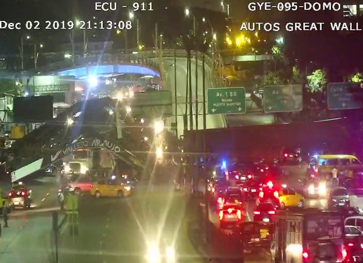 680radioatalaya's tweet photo. 🔴#ATENCION | La caída del puente peatonal ubicado en Av. de Las Américas, cerca del Cuartel Modelo, ocasionó congestionamiento vehicular
Se recomienda tomar vías alternas como:
-Av. Plaza Dañín en sentido norte/sur
-Av. Kennedy en sentido sur/norte 
#75añosennoticias https://t.co/dv6grOGkOM
