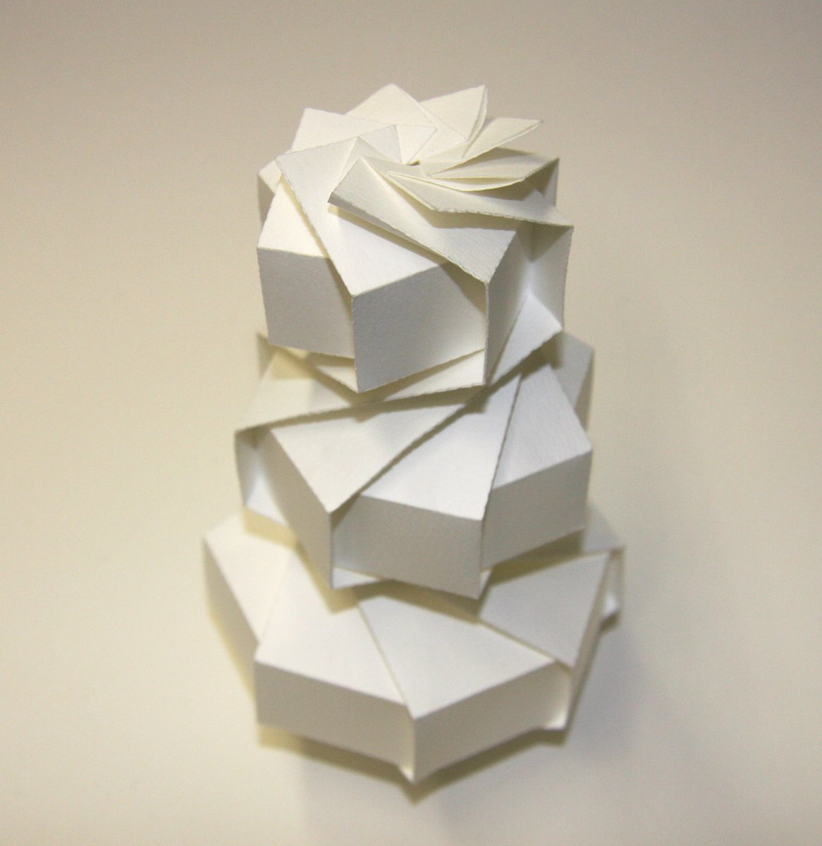 三谷 純 Jun Mitani 最近 自分の折り紙についてほとんどツイートしてないので 過去を振り返りつつ いくつか作品紹介したいと思います 08年に 立体的な形を1枚の紙で作るためのソフトウェアを開発し このような幾何学的な折り紙作品を作れるように