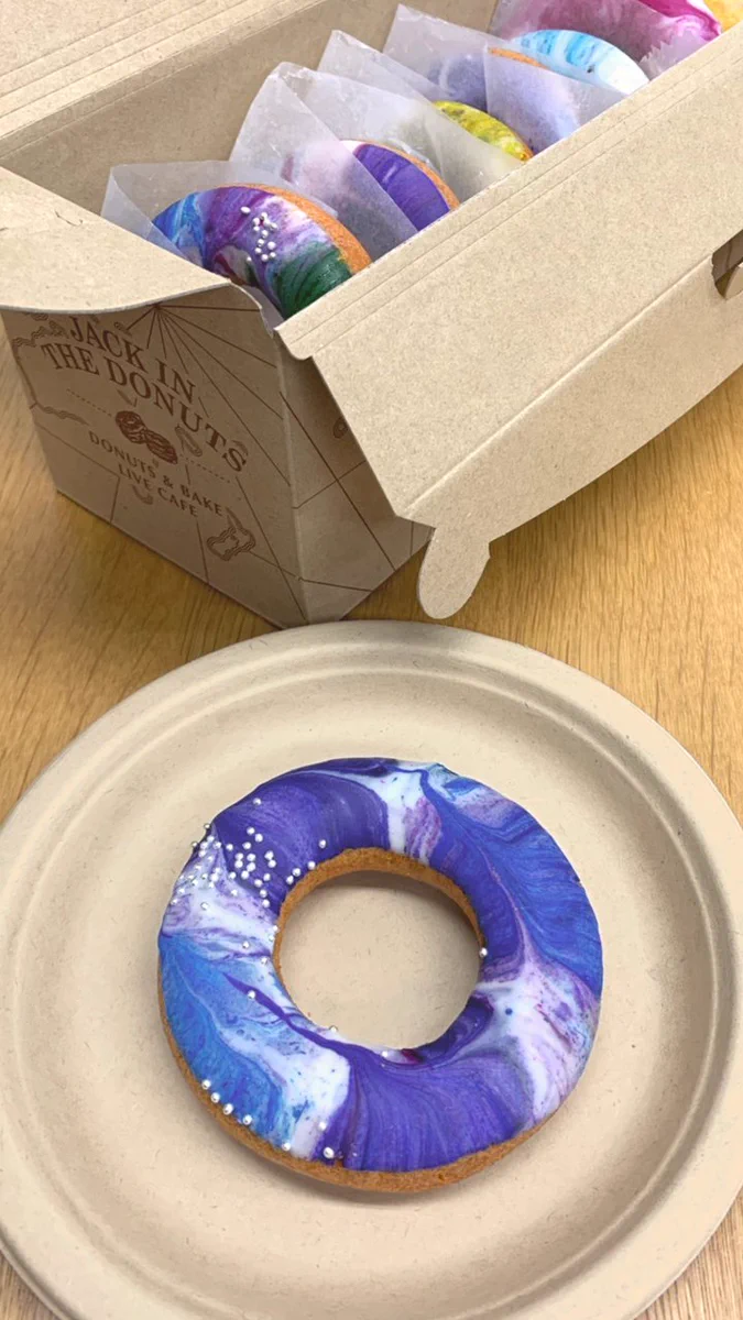 ドーナッツの上に宇宙が広がっている！ファンタスティックなドーナッツ！！