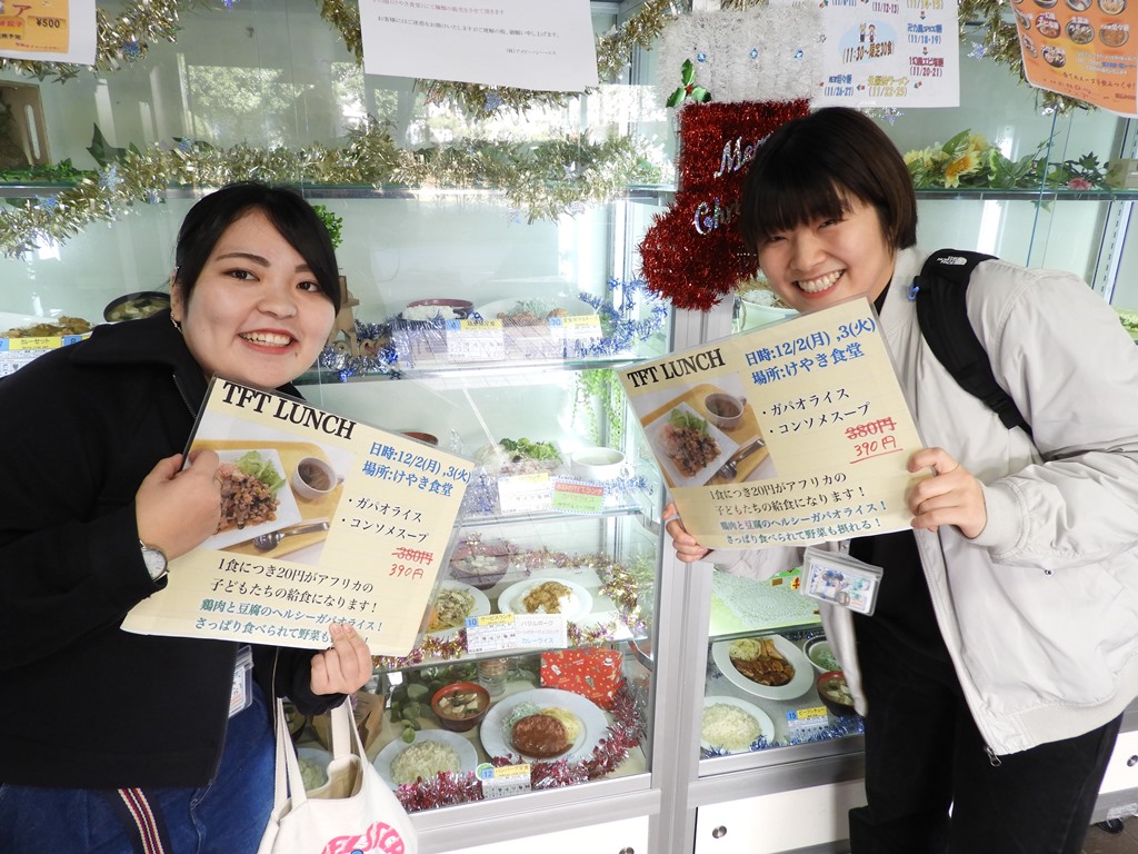 今日もやっています、第2食堂でTFT。ガパオライスとコンソメスープ。鶏肉と豆腐を使って野菜たっぷりのタイ料理。12：10現在、あと20食を切りました。1食で20円がアフリカの子どもたちの給食に。390円でヘルシー！ #城西大学 #TFT #アフリカの子どもたち #給食 #おいしい #健康