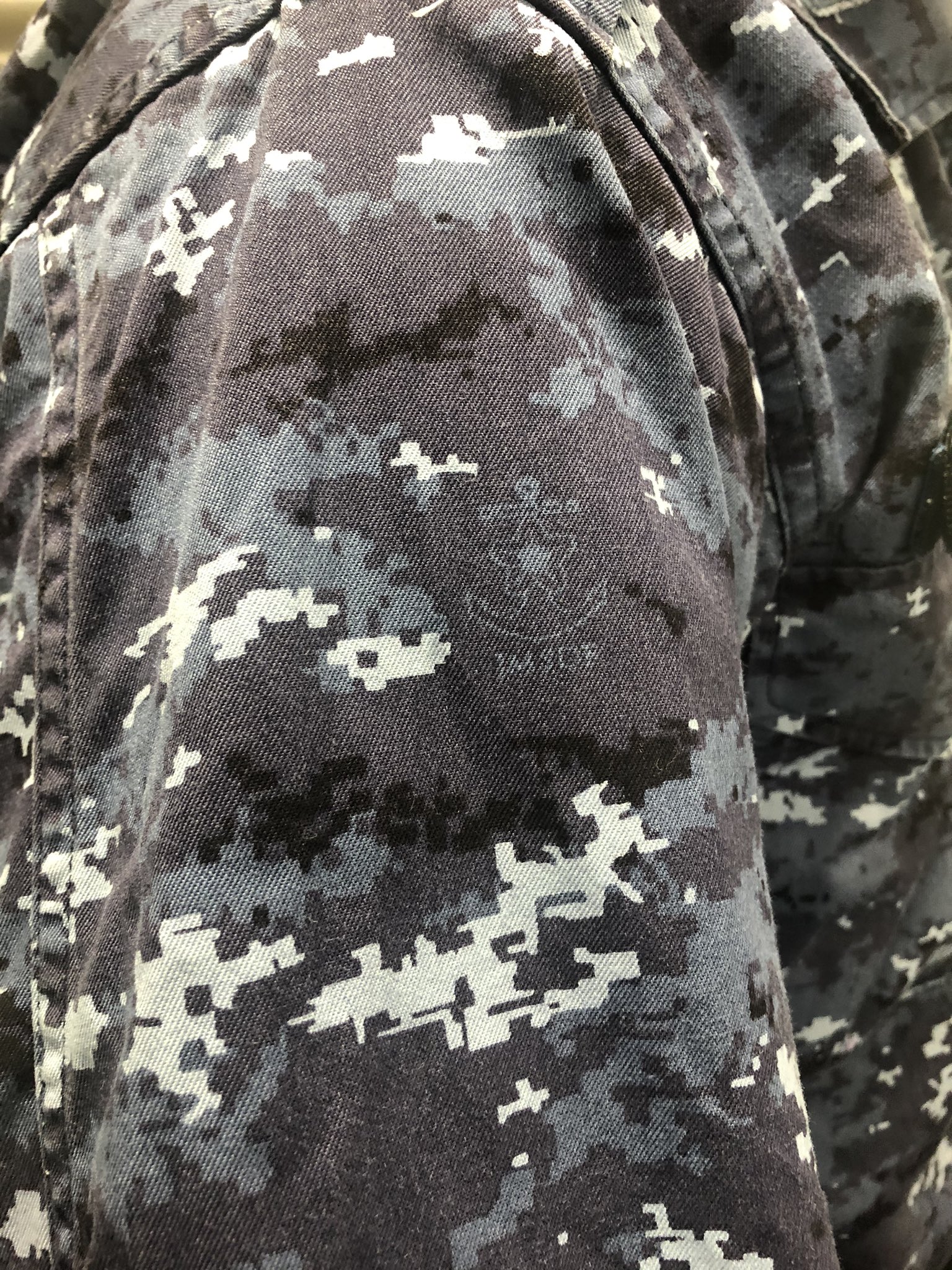 自衛隊高知地方協力本部 On Twitter 今日は 迷彩3色 勢ぞろい ご存知 緑は 陸上自衛隊 真ん中の青が 海上自衛隊 その隣のグレーが航空自衛隊 ちなみに 海の迷彩服にあって 陸と空にはないものがあるんですよ 答えは 写真の中にあります 探して