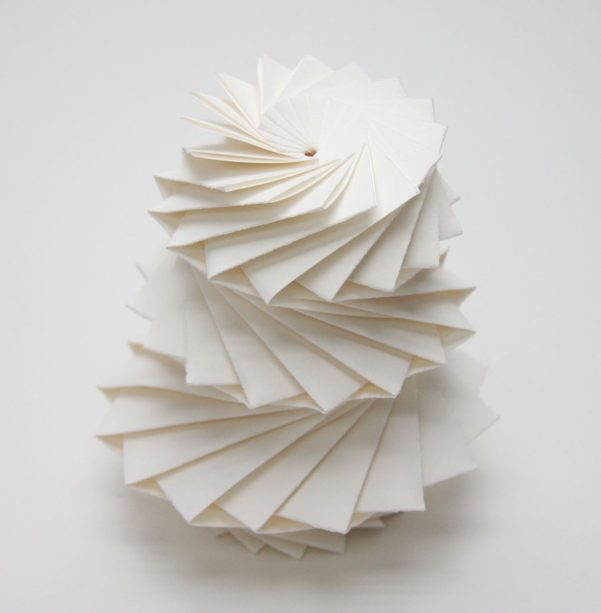 三谷 純 Jun Mitani 最近 自分の折り紙についてほとんどツイートしてないので 過去を振り返りつつ いくつか作品紹介したいと思います 08年に 立体的な形を1枚の紙で作るためのソフトウェアを開発し このような幾何学的な折り紙作品を作れるように