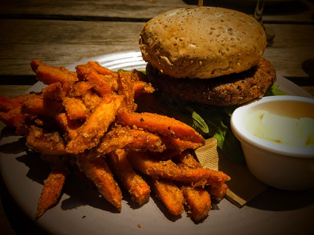 Dinner at <a href="/BrightBrewery/">Bright Brewery</a> featuring a veggie burger and Hakaage fried chicken foodscrazy.com/2019/11/bright… #bright #food #foodblog