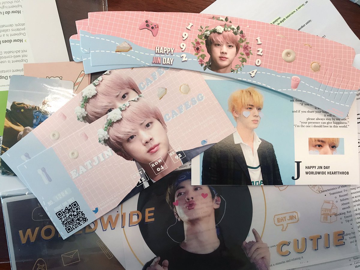 snowflowerpb's tweet photo. Loving the deco esp the cute sign!!!!!!! Lmao convinced my friend to take our coffee run to +82 so I could attend the @04l21992 &amp; collect cute fansupport too ty!!!!!! ☺️ https://t.co/WZHhyAhS2G