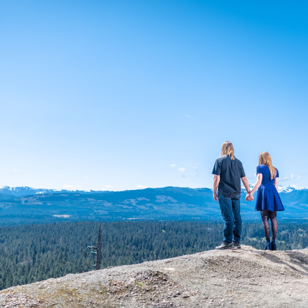 Little Mountain Engagement Photos | On Top of the World. Hiking —Optional! peterklopperphotography.com/2019/12/02/lit…