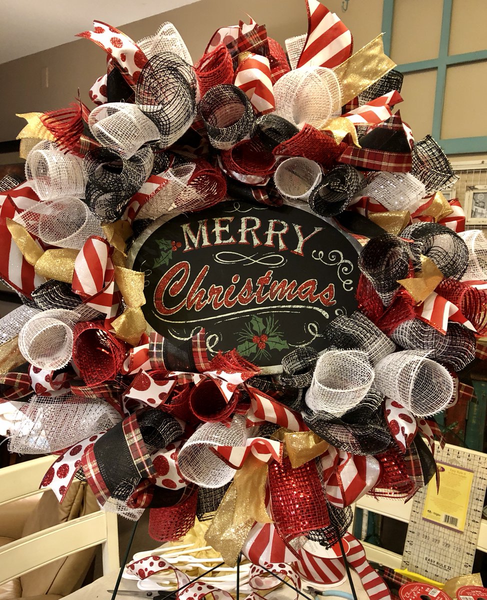 pattyalbertson's tweet image. My finished wreath! It&apos;s heading to my door! #decomesh #decomeshwreath #wreath #decomeshchristmaswreath #christmas #christmaswreath