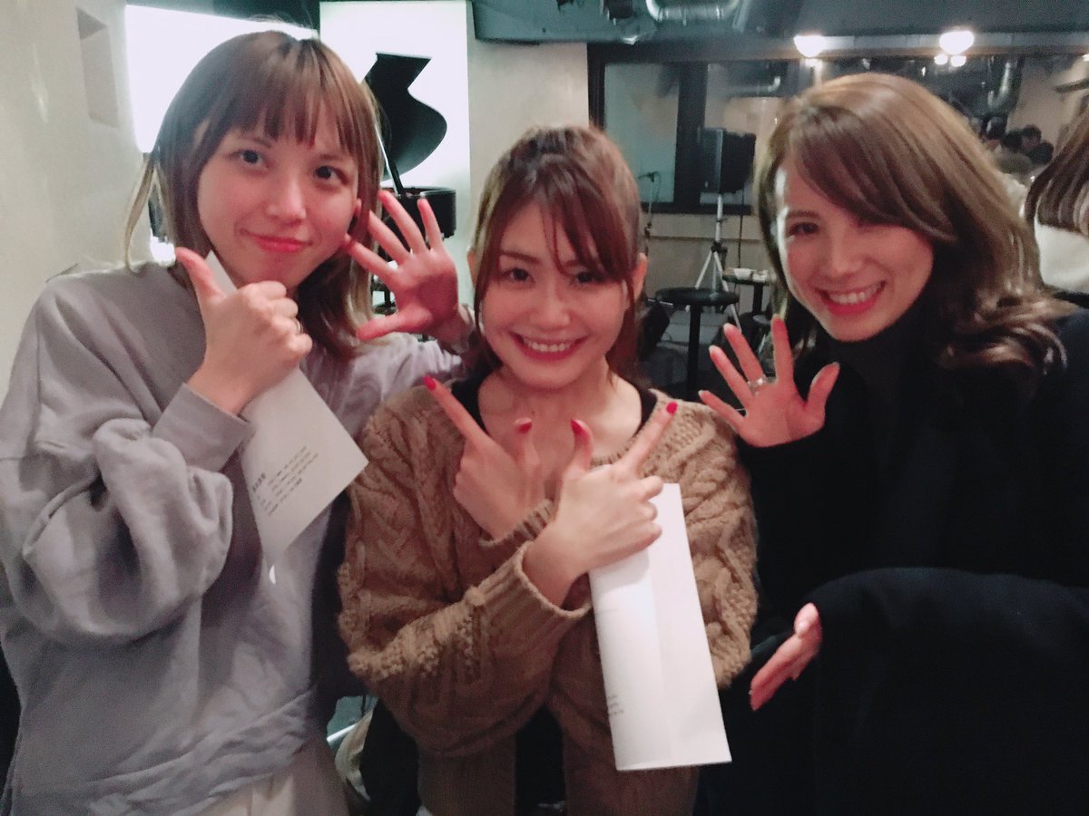 cats_G_D's tweet photo. 昨日は今年最後のオープンマイクにお邪魔してまいりました!
今回は皆の応援隊で参加👍(間に合わんかったのだ_| ̄|○)
そして!2/16のガールズライブでご一緒するお二人と!📸よろしくお願いします☺️
#オープンマイク #HALUMiN https://t.co/CIV1XFV0S4