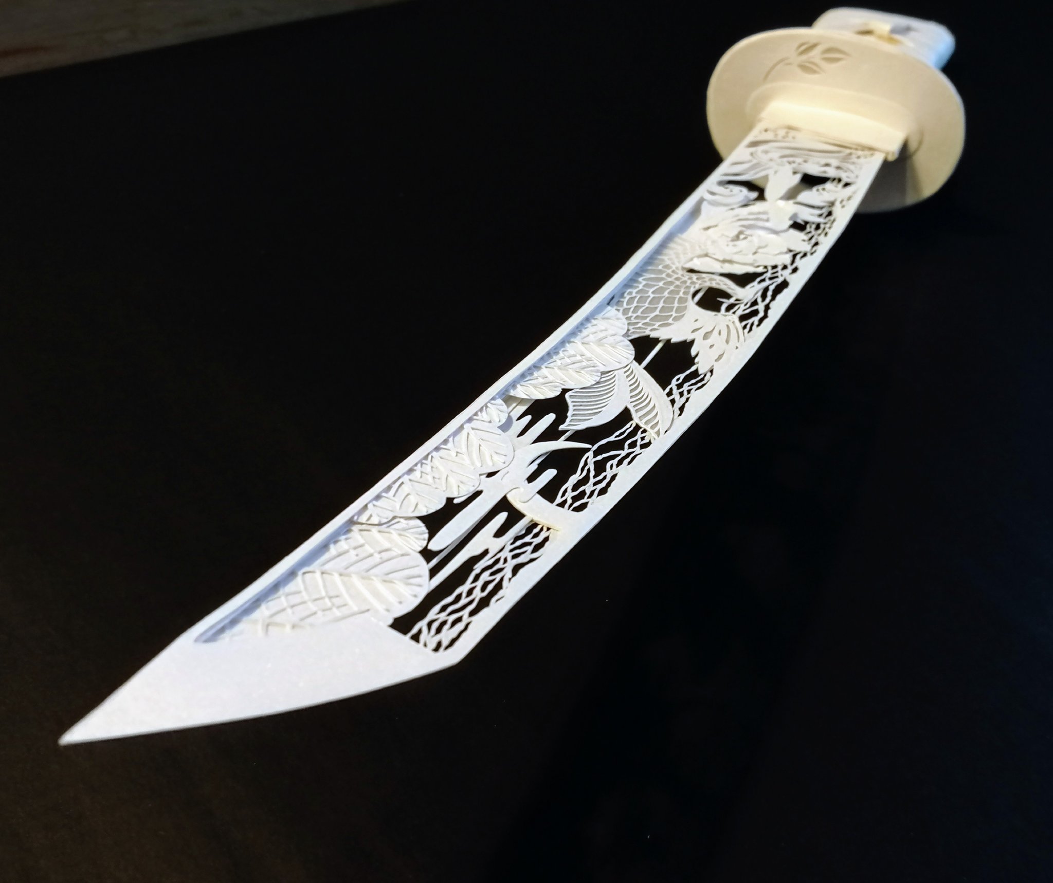 まさきや 真咲屋 白い紙の日本刀 短刀 材料は紙と接着剤のみ 細かい切り絵を施した紙を何層にも重ねて日本刀の刀身を作りました 柄や鍔 目貫に至るまで全てが紙です 切り折り紙の世界展 用作品 T Co Cc7vxqbtft Twitter