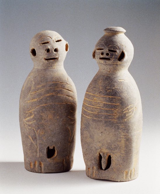 이번에 나온 경산 토기의 가운데 구멍 두 개를 왜 코라고 생각했냐면 전에 본 고려 토기랑 닮아서요......