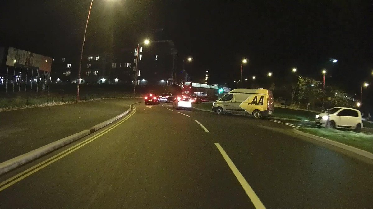 FrankleyMan's tweet image. I wasn&apos;t very impressed with @TheAA_UK driver last night. Pulls out in front of traffic, ignoring give way lines. Sits in the right hand lane, clearly marked for right turns. Then, nearly taking me out (on a push bike), decides to cut across my lane. #DriverReported @WMPRHRT
