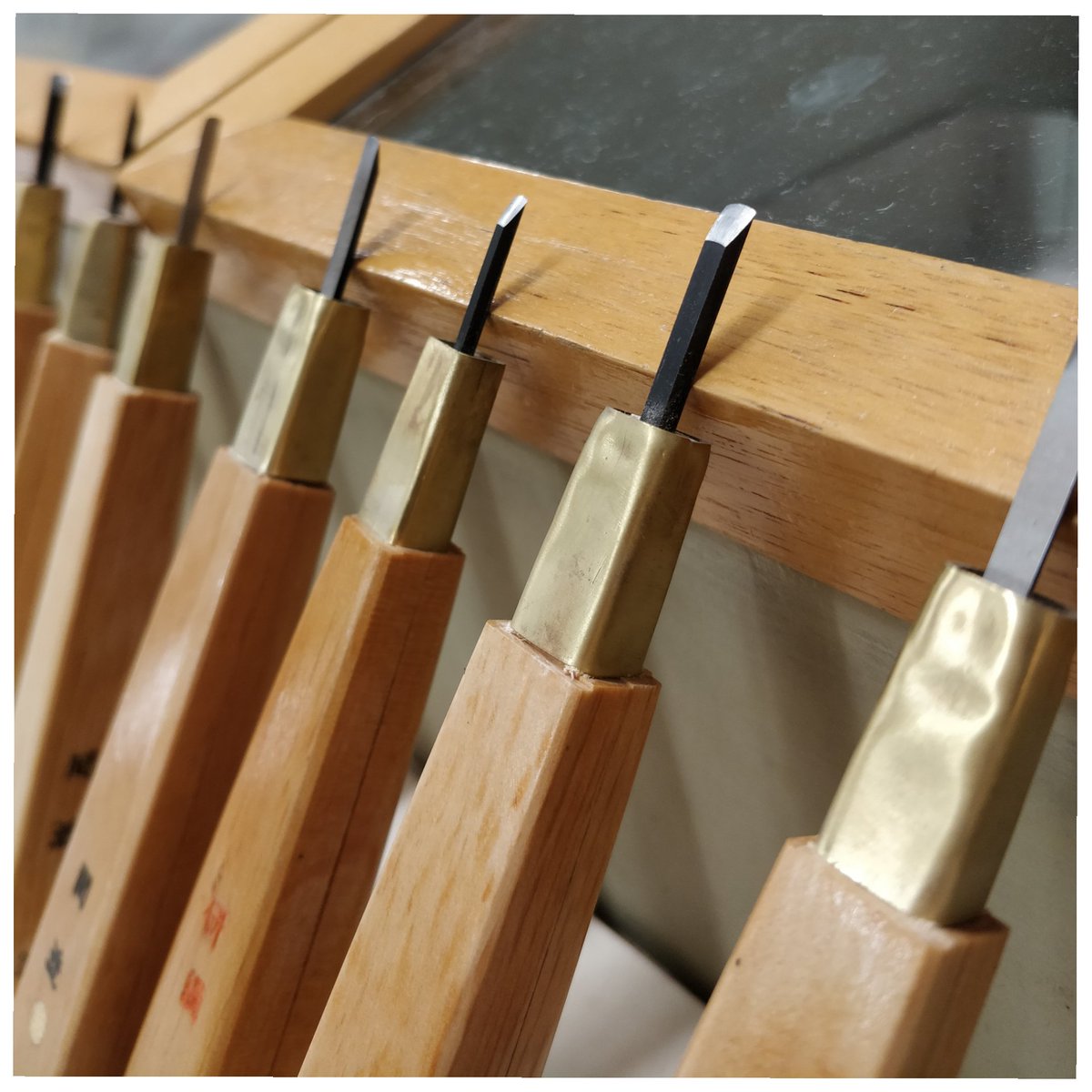 Japanese Aisuki Flat Chisels. All lined up for this photoshoot.

Available in 2mm, 3mm and 6mm
Starting at £24.60

intaglioprintmaker.com/category/japan…