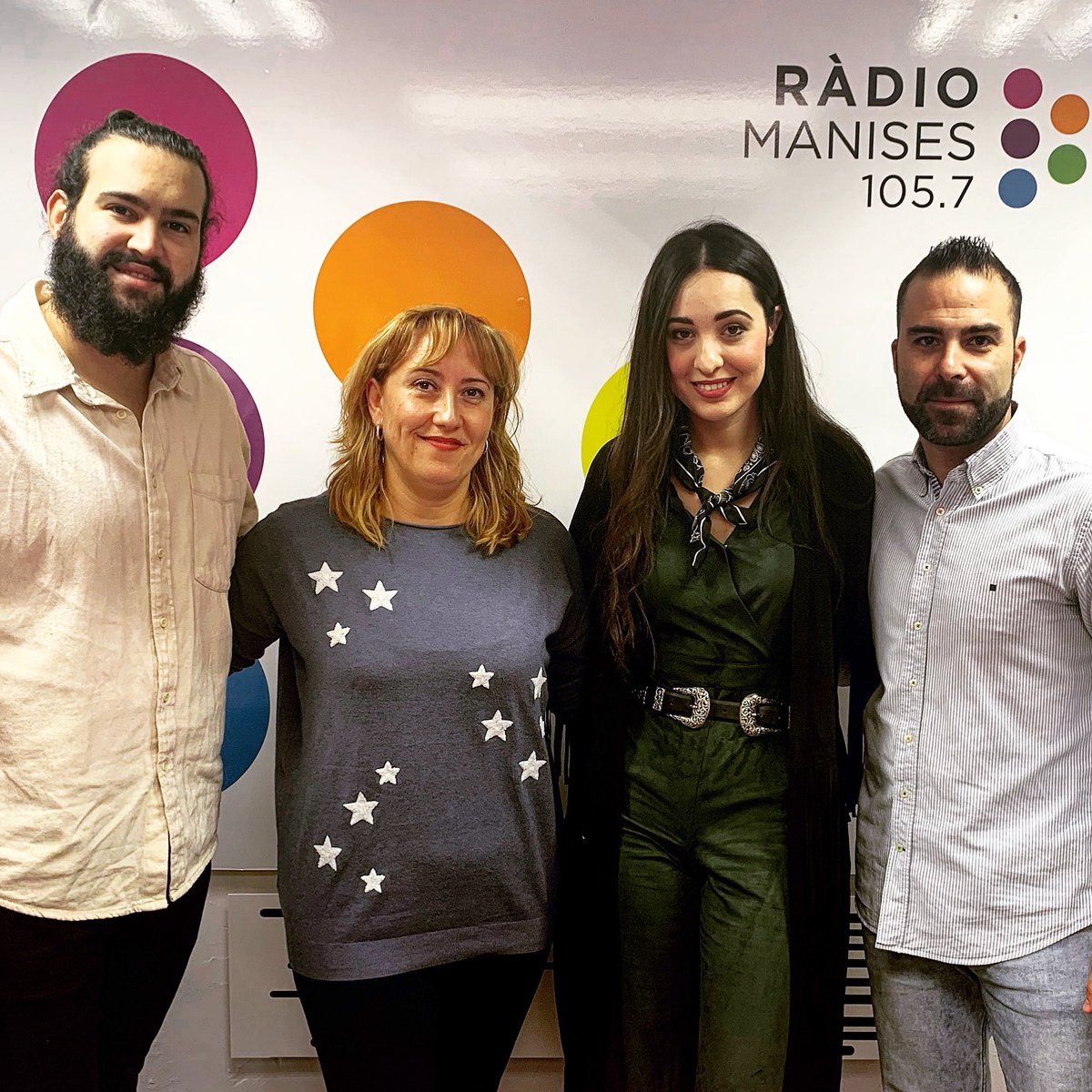 radiomanises's tweet photo. @PabloSabRu y #IsabelGallego con los componentes de @badlandsoficial (May Ibáñez y Guillermo Giner) #EntrevistaMusical #LosMartesEnElAire #HitsFm @radio_manises #SomRadio #CapsulaMusical #ListaDeÉxitos https://t.co/zaTSNR4VEn